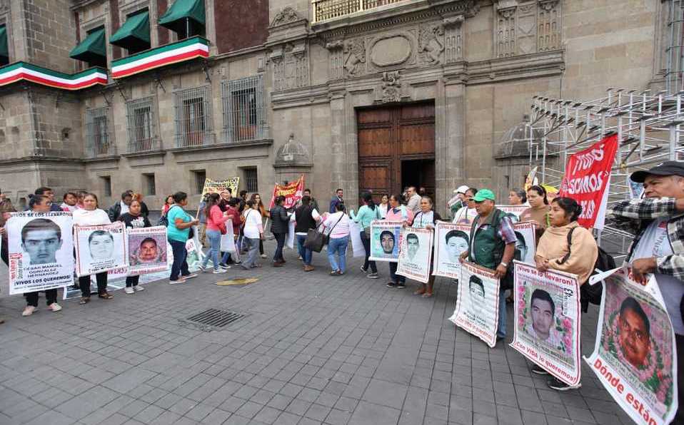 AMLO se reúne con padres de normalistas de Ayotzinapa
