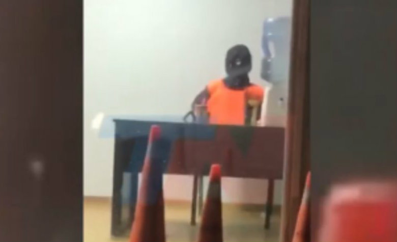 Policía va al baño y en su lugar deja un maniquí [VIDEO]