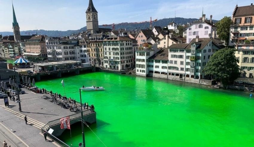 Ecologistas lanzan químico a un río y lo tiñen de verde; buscan concientizar sobre el cuidado del ambiente