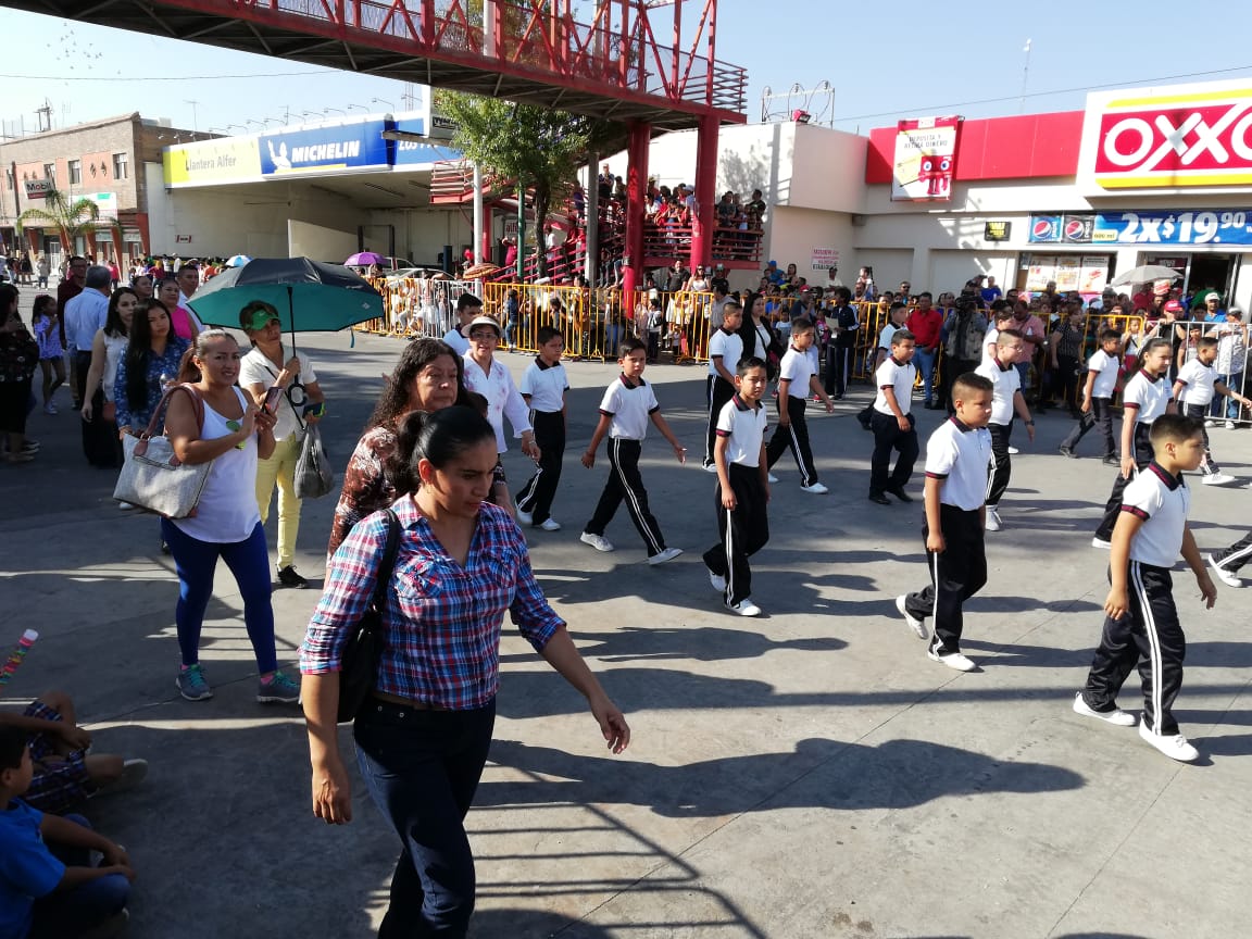 Familias y autoridades asisten a desfile de la Independencia en Gómez Palacio