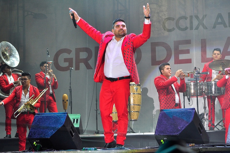 Eugenia León y Banda El Limón enciendieron la fiesta en el Zócalo