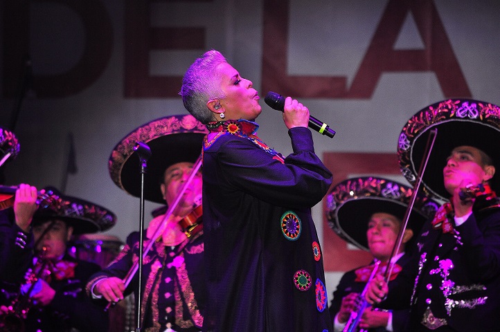 Eugenia León y Banda El Limón enciendieron la fiesta en el Zócalo