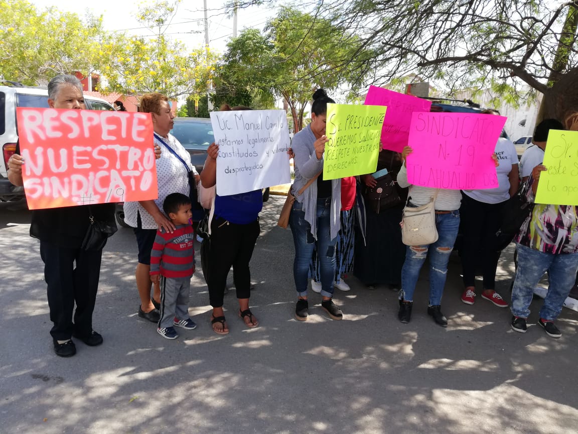 Ex trabajadores del Ayuntamiento de Tlahualilo se manifiestan en Casa de Gobierno de GP