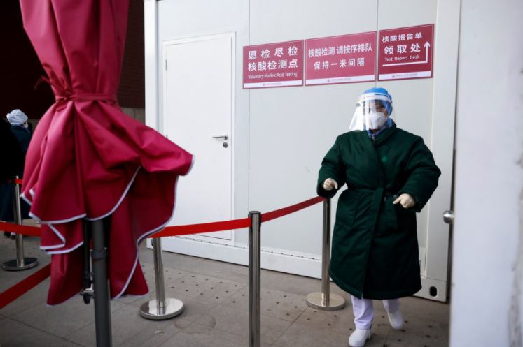 Pruebas anales de COVID-19 serán obligatorias para extranjeros que viajen a China