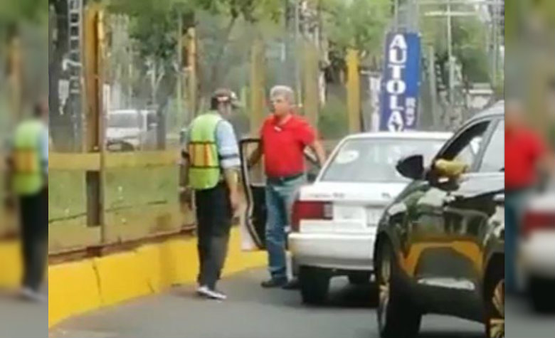 Telediario Media Taxista amenaza con machete en mano a civil que trata de organizar el tráfico [VIDEO]