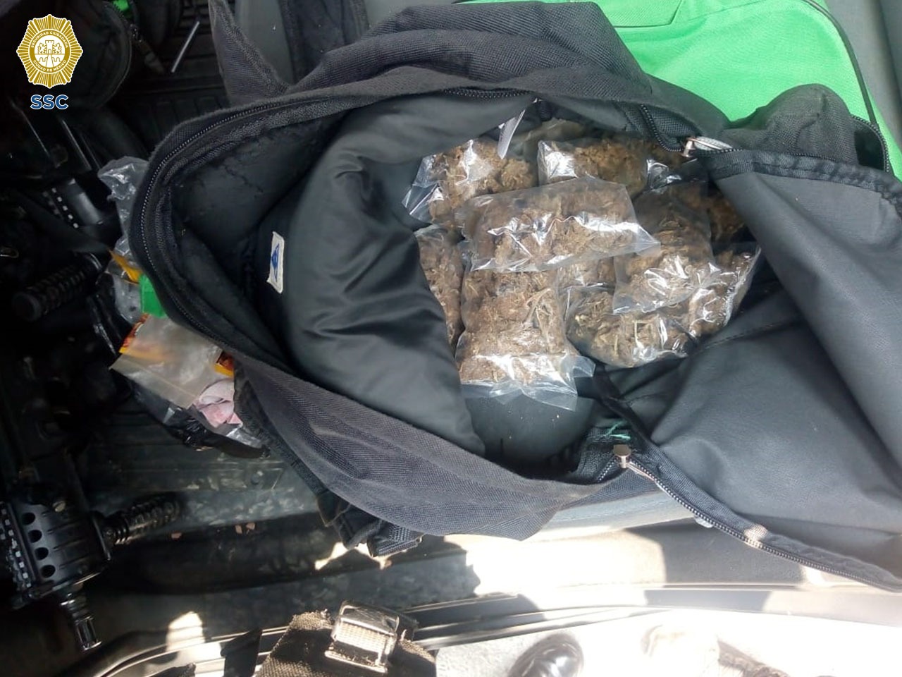 Detienen a dos en Xochimilco por llevar droga a bordo de una trajinera