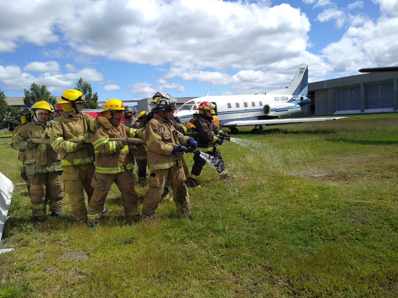 En Silao, capacitan a bomberos en combate de incendios en aeronaves
