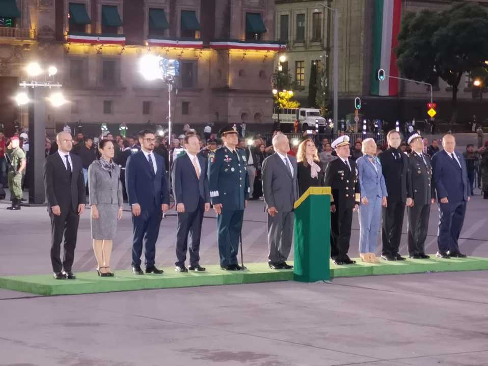 AMLO iza Bandera en memoria de víctimas de los sismos de 1985 y 2017