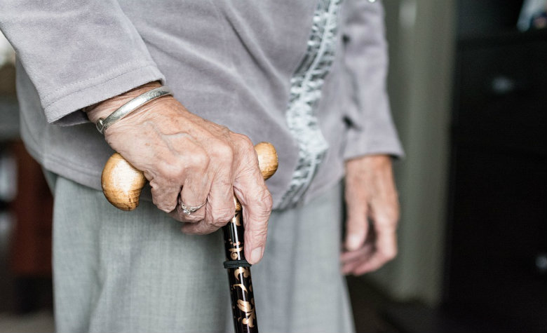 Mujer de 80 años lucha contra una asaltante (VIDEO)