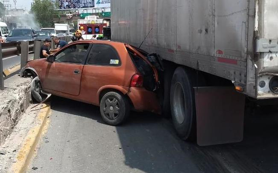 Por salvar a perrito provoca choque de varios autos (VIDEO)