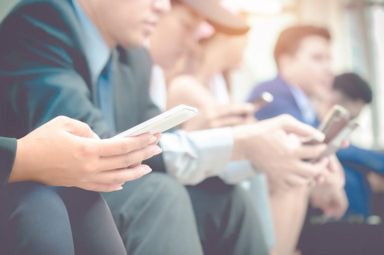 Estas son las 10 enfermedades causadas por el celular que deberías de conocer.