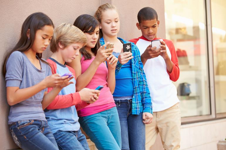 Estas son las 10 enfermedades causadas por el celular que deberías de conocer.