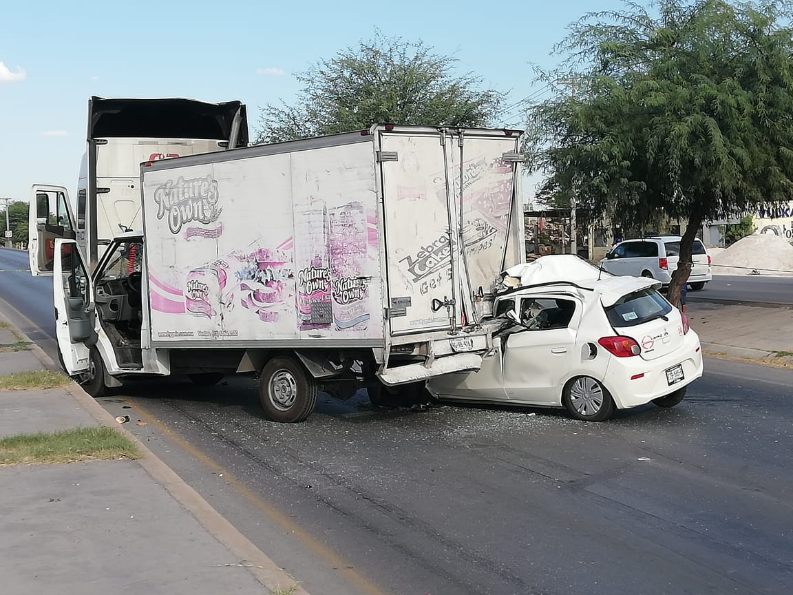 Persona muere prensada tras accidente en Periférico Raúl López Sánchez de Torreón (VIDEO)
