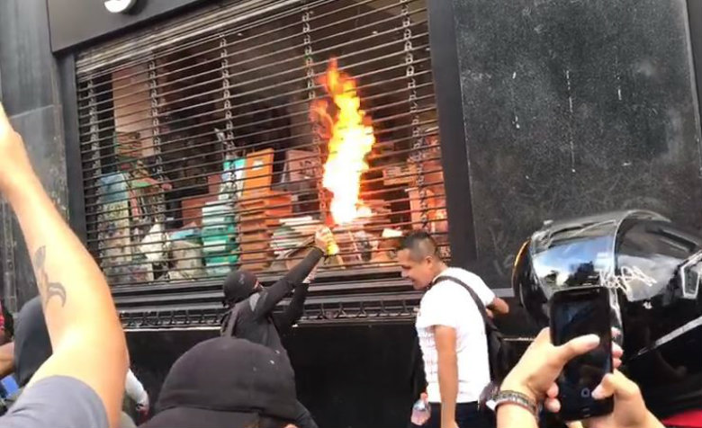 Encapuchados realizan destrozos durante marcha por los 43