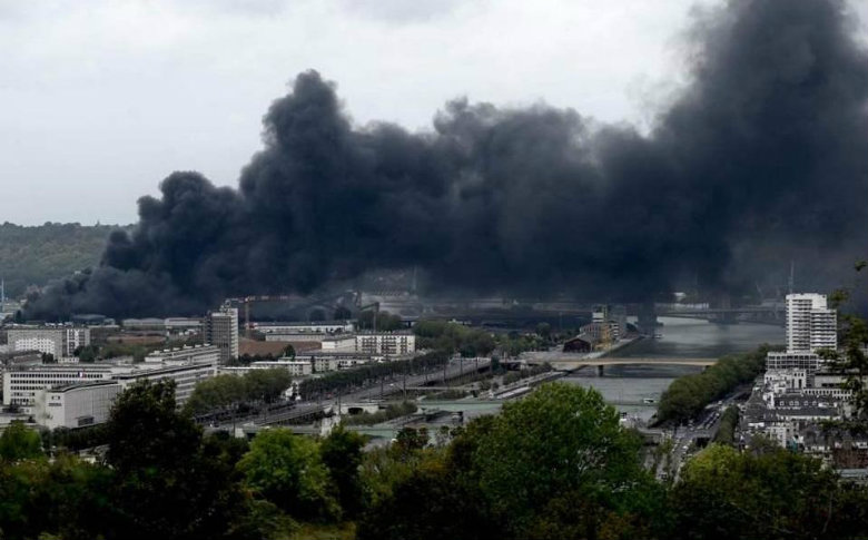 Incendio en fábrica de Francia podría contaminar el río Sena