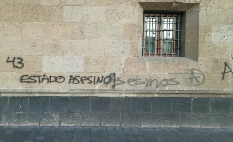Vandalizan Palacio Nacional durante marcha por los 43