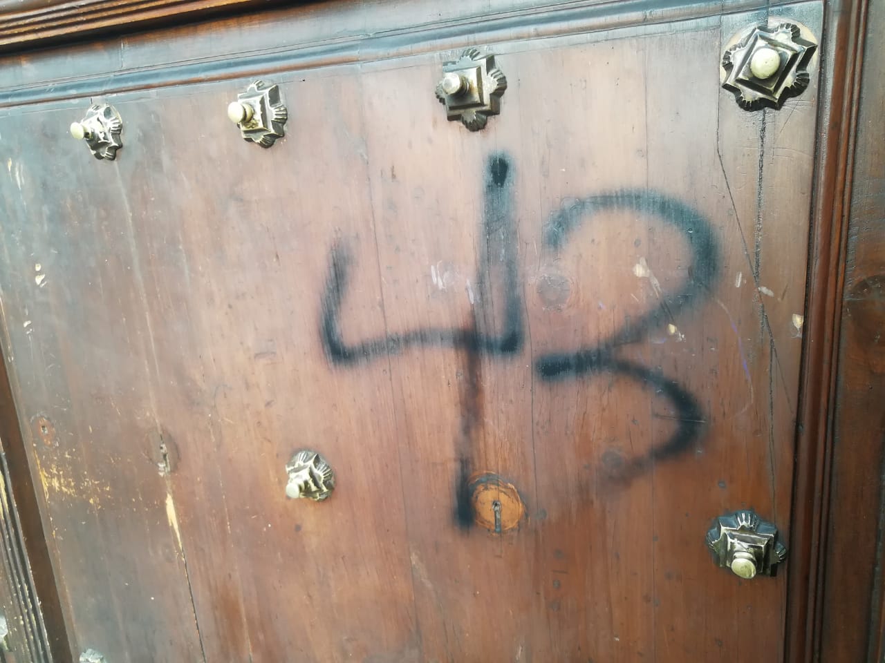 Vandalizan Palacio Nacional durante marcha por los 43