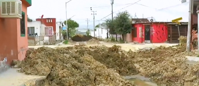 Denuncian calle destrozada por obra inconclusa en Juárez 