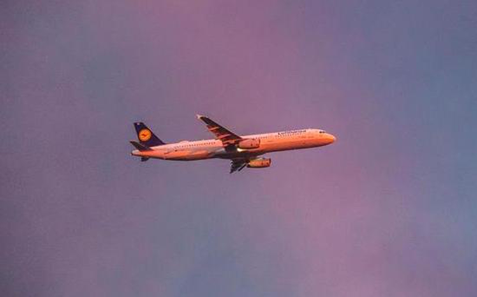 Mujer quiere aire fresco y abre la puerta de emergencia de un avión