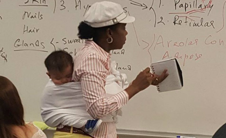 Maestra carga a la hija de su estudiante durante clase y conmueve redes sociales [FOTO]