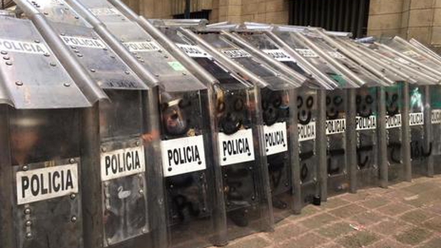 Encapuchados vandalizan y lanzan petardos en marcha del 2 de Octubre