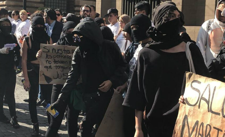Encapuchados agreden con petardos a granaderos y medios durante #Marcha2DeOctubre [VIDEO]