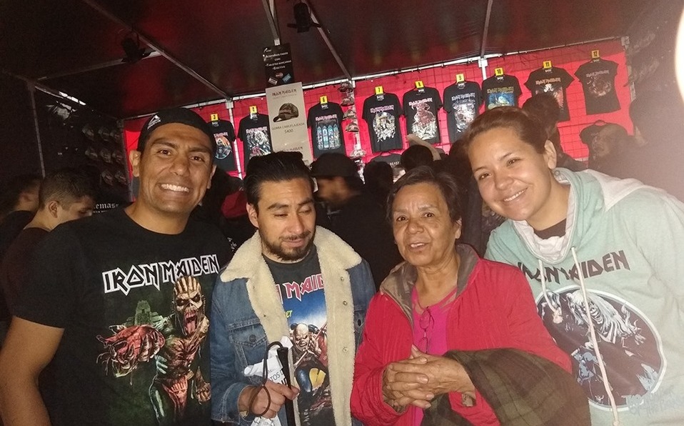 Madre viaja con su hijo invidente a CDMX para el concierto de Iron Maiden