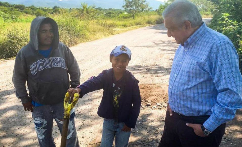 AMLO pide a 'Cuau' atender situación "vergonzosa" en caminos rurales