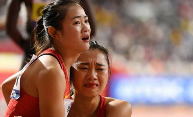 Atletas chinas corren en sentido contrario en plena carrera de relevos [VIDEO]