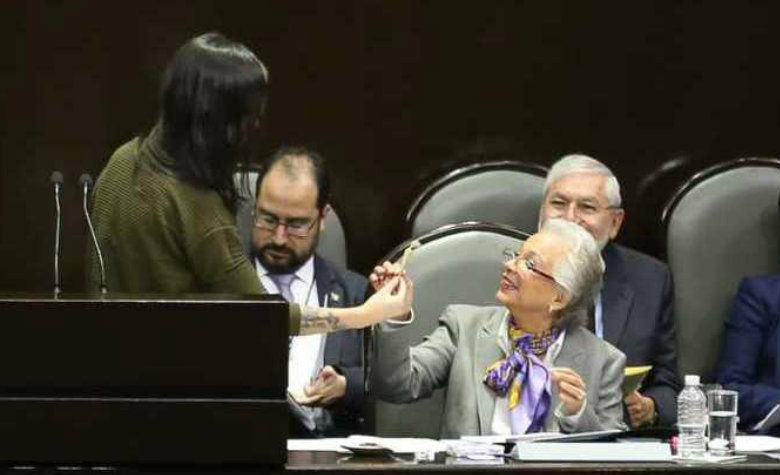 Diputada regala 'porrito' de marihuana a Olga Sánchez Cordero en San Lázaro [VIDEO]
