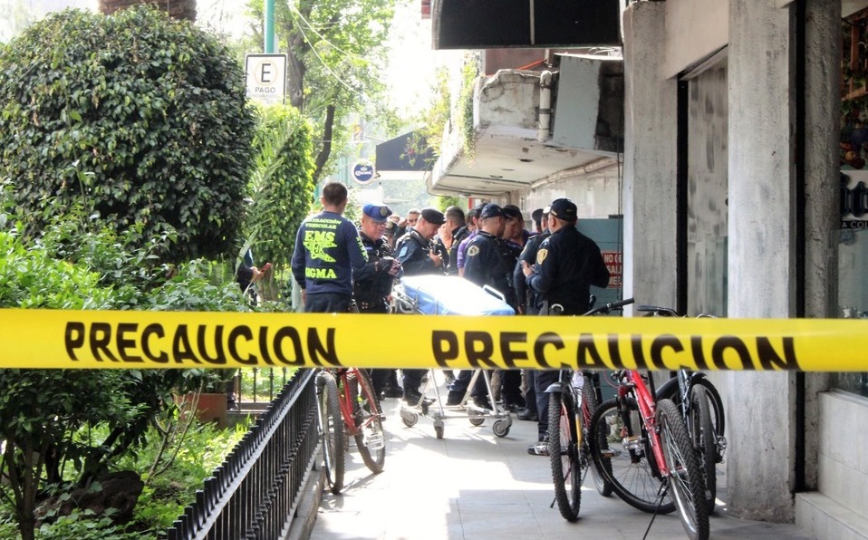 Atacan a balazos a hombre en bar de Zona Rosa