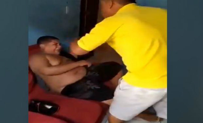 Padre golpea a su hijo tras verlo bailar con otro hombre (VIDEO)