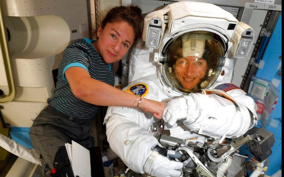 NASA adelanta primera caminata espacial de sólo mujeres