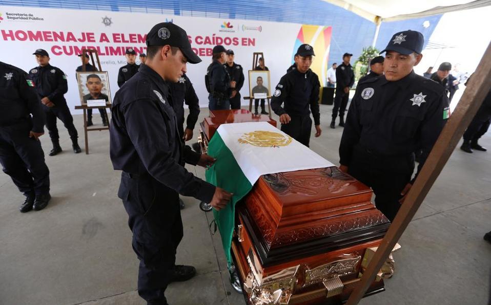 Rechazan homenaje deudos de seis de los 13 policías asesinados en Michoacán