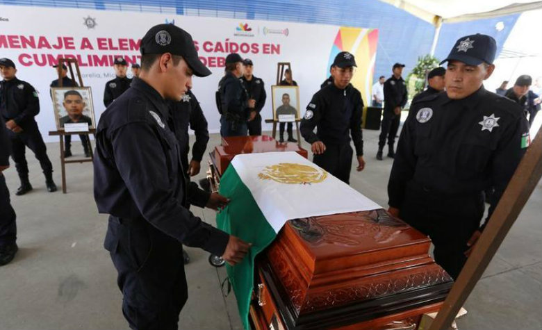 Rechazan homenaje deudos de seis de los 13 policías asesinados en Michoacán