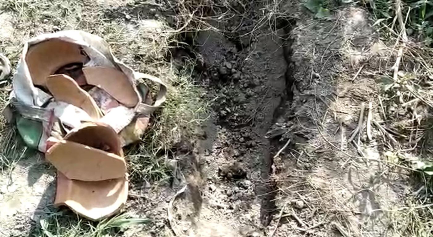 Hombre cava tumba para su bebé y encuentra a una recién nacida enterrada viva