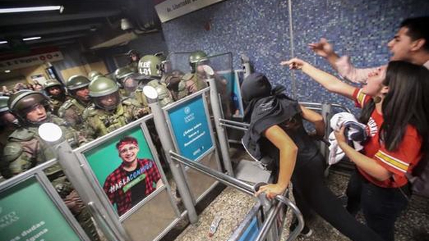 Se desatan protestas por alzas en tarifas del Metro en Santiago de Chile