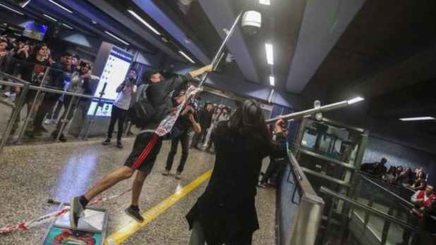 Se desatan protestas por alzas en tarifas del Metro en Santiago de Chile
