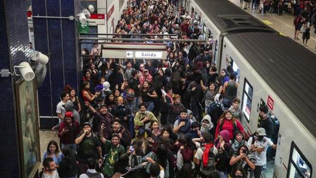 Se desatan protestas por alzas en tarifas del Metro en Santiago de Chile
