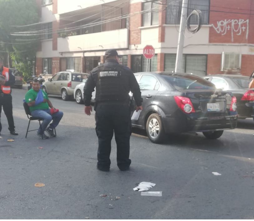 Motociclista resulta lesionado tras choque en Monterrey | Telediario México