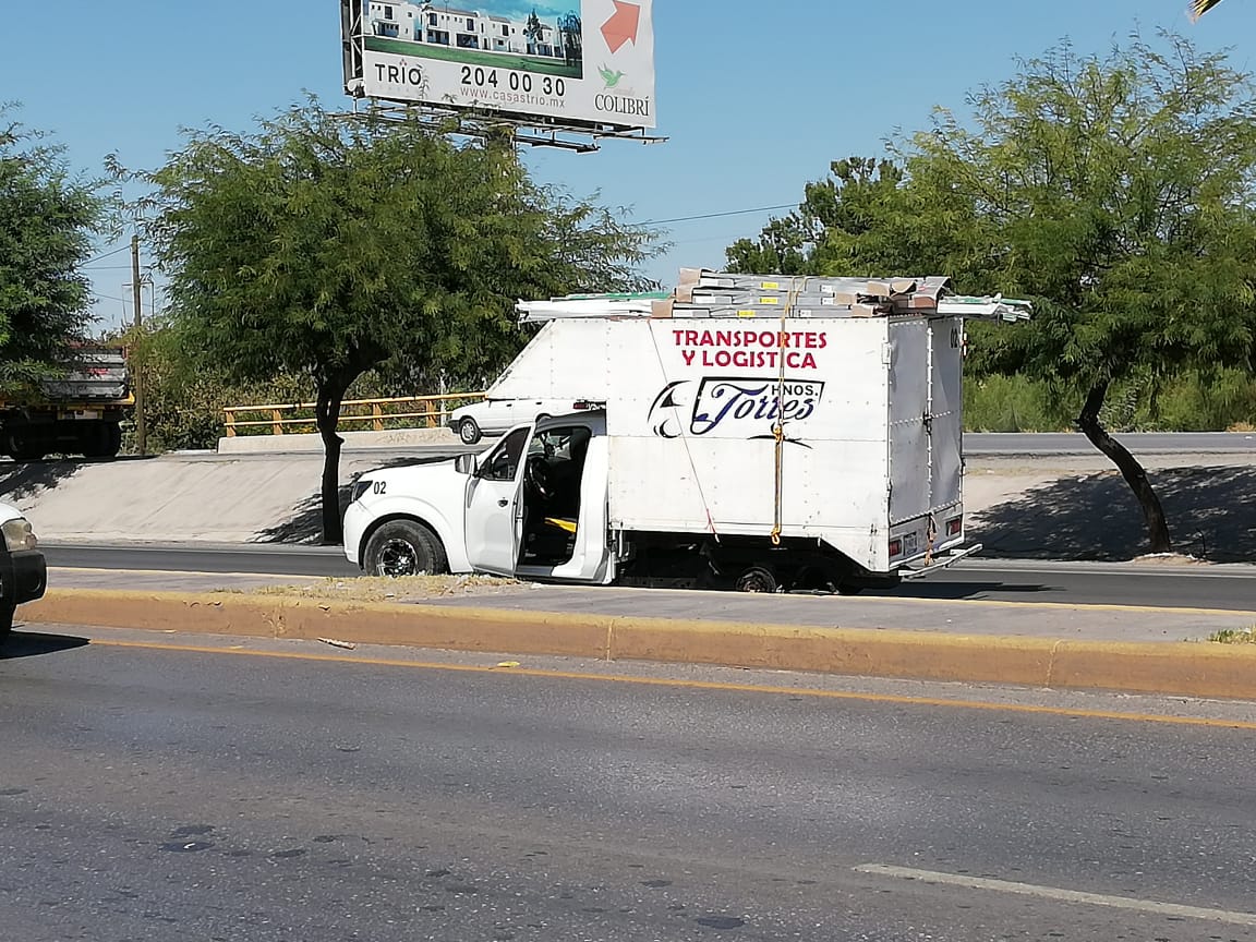 A camioneta se le sale una llanta y genera caos vial sobre el periférico en Torreón