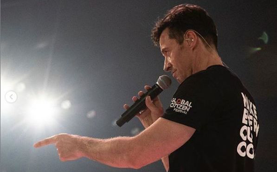 Hugh Jackman se comporta como Wolverine frente a fan y luego lo abraza [VIDEO]