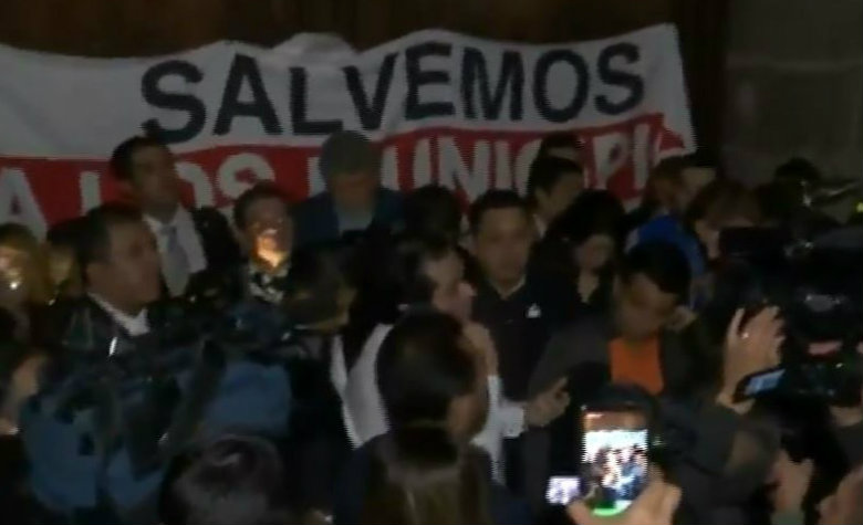 Alcaldes se manifiestan afuera de Palacio Nacional; piden audiencia con AMLO