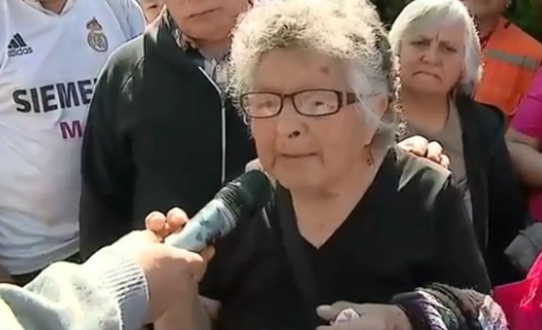 Abuelita conmueve al pedir su pensión en protesta [VIDEO]