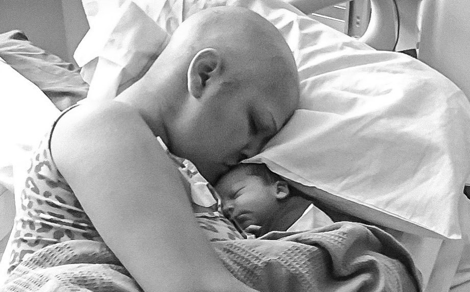 Mujer con cáncer da a luz a un bebé sano a pesar de quimioterapias