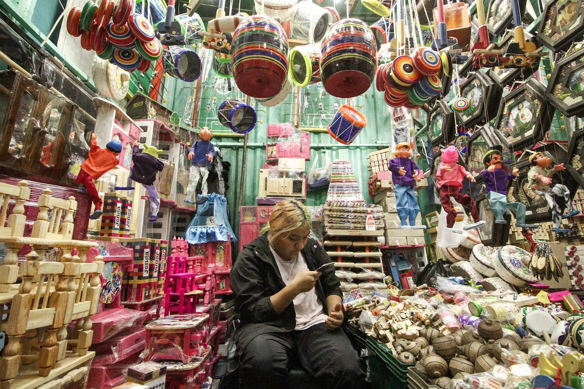 Entre juguetes y calaveritas de azúcar: Feria del Cartón en el Parque Morelos
