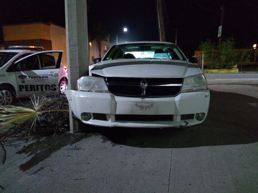Destruye su Avenger tras chocar contra poste de concreto en Torreón; huye del lugar