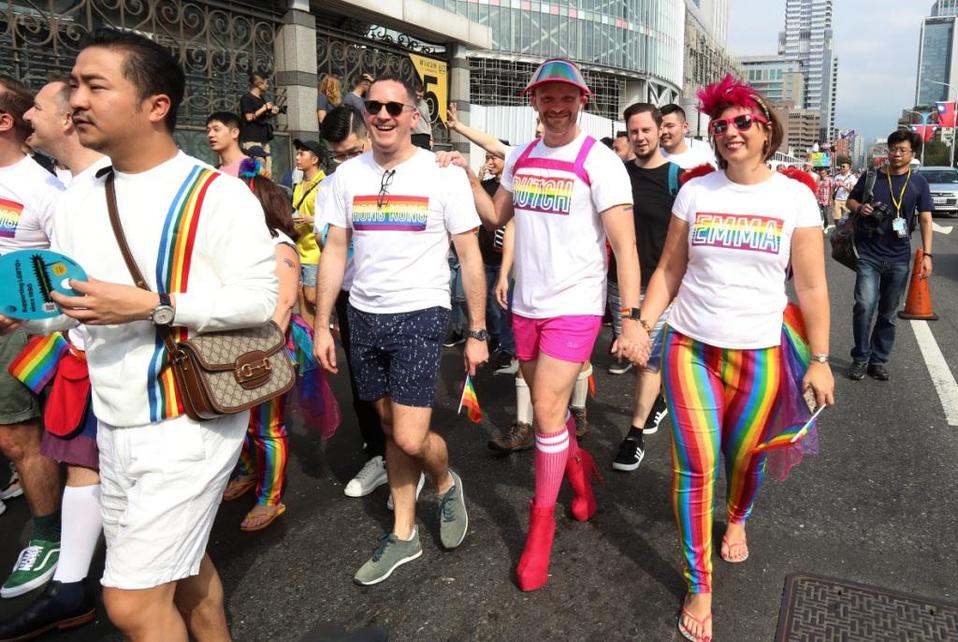 Con marcha gay, celebran matrimonio igualitario en Taiwan