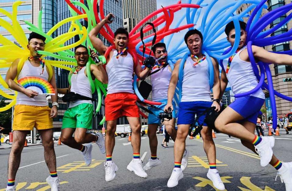 Con marcha gay, celebran matrimonio igualitario en Taiwan