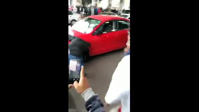 Taxistas agreden a conductor de Uber y vuelcan su carro 